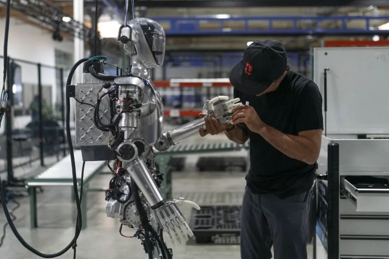 خودروهای BMW به کمک ربات‌ های انسان‌نما ساخته میشود