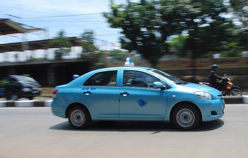 تاکسی‌های ایران و افغانستان با رنگ آبی عرضه می‌شوند