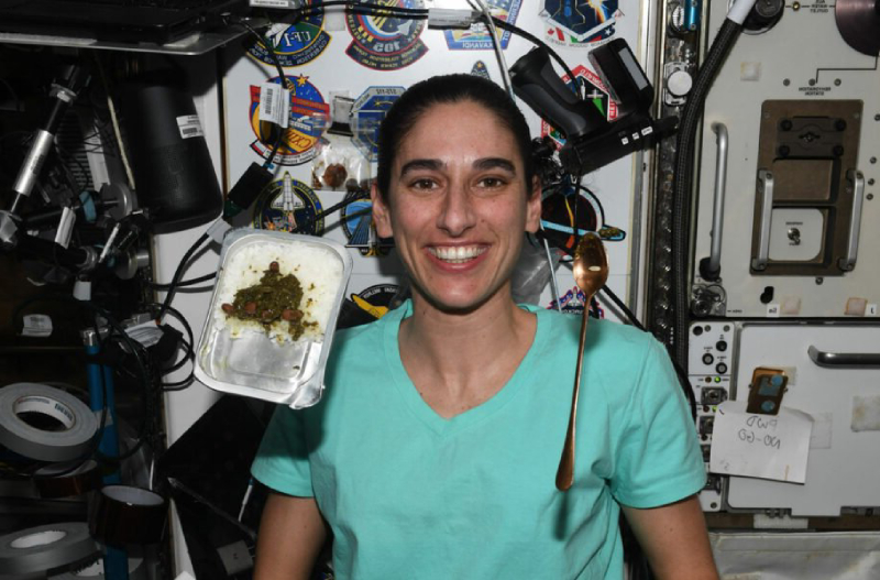 یاسمین مقبلی فضانورد ایرانی‌ تبار در فضا قرمه‌ سبزی خورد